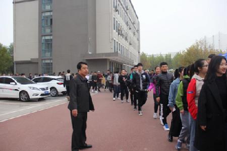 曹书记组织学生有序入场